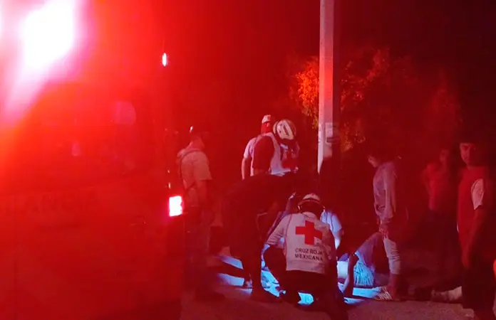 Motociclista choca contra un poste