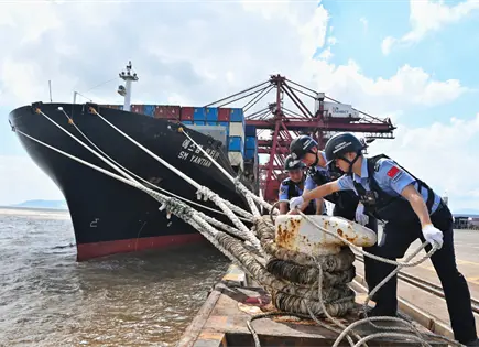 Shangh&aacute;i cancela 1,300 vuelos por tif&oacute;n Dolphin en China