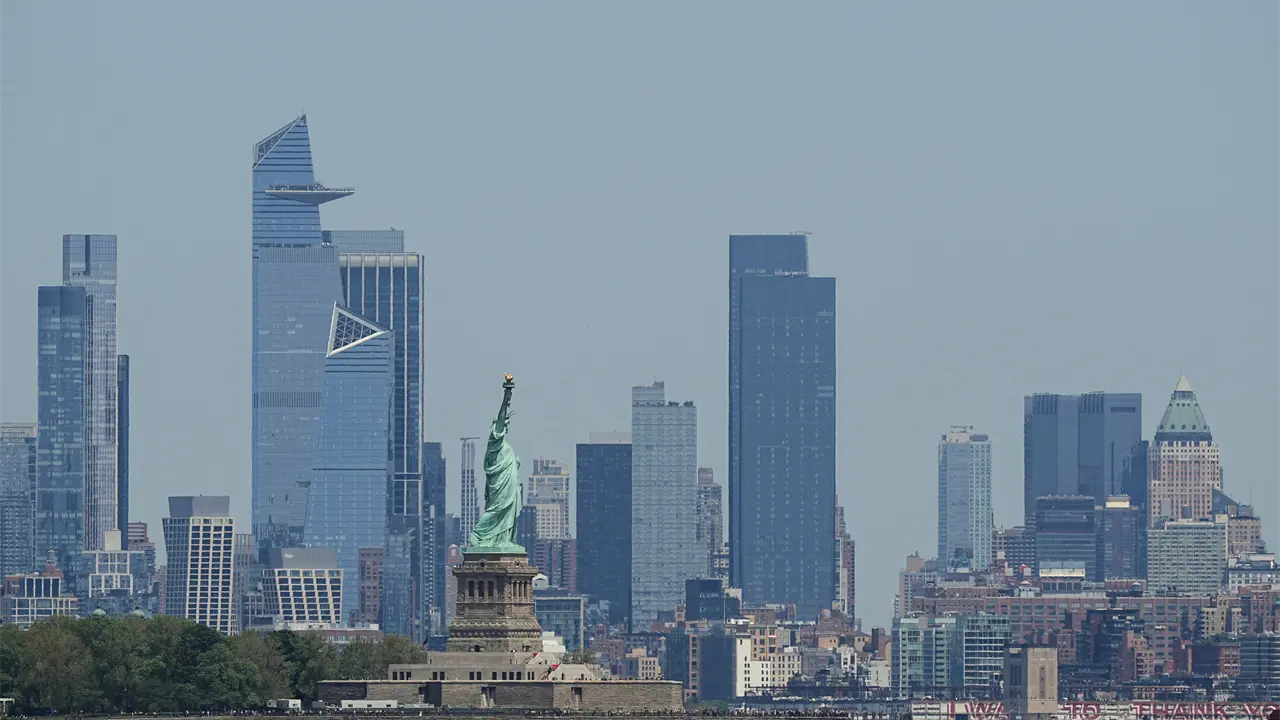 Volcadura de embarcación en puerto Nueva York deja dos muertos