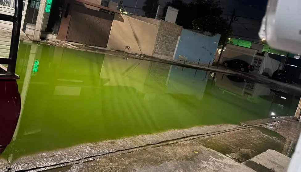 Video | Aguas negras inundan calle de Rancho Pavón