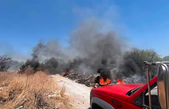 Bomberos sofocan incendio en baldío