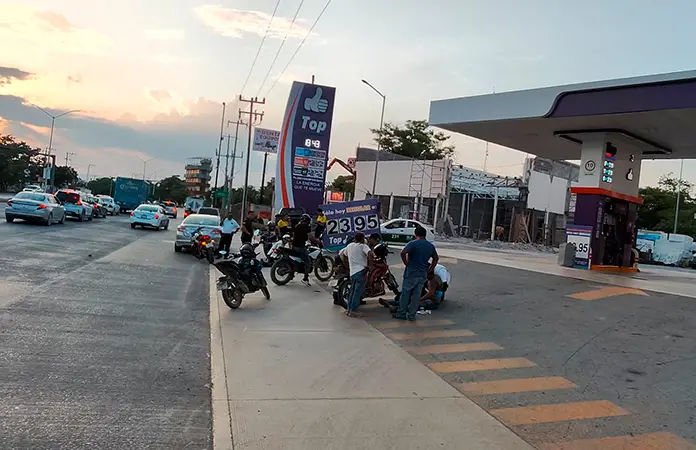 Chocan motociclistas en acceso a gasolinera