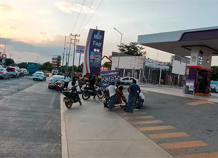 Chocan motociclistas en acceso a gasolinera