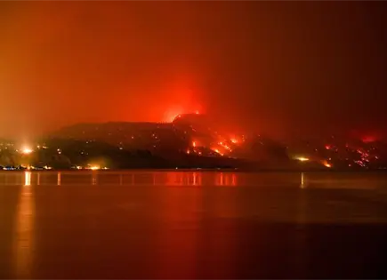 Evacúan a miles por incendios Evacúan a miles por incendios