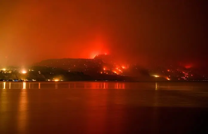 Evacúan a miles por incendios Evacúan a miles por incendios