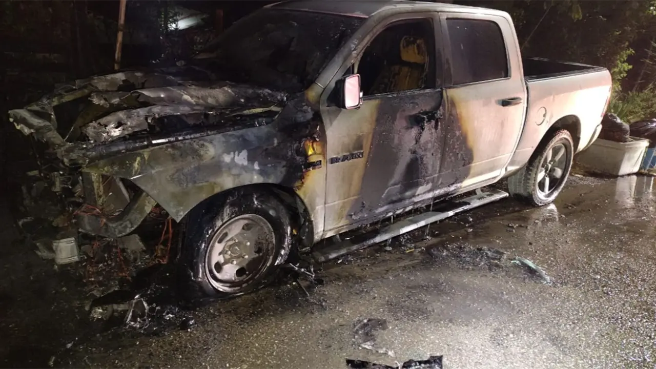 Incendio consume patrulla de la PDI (video)