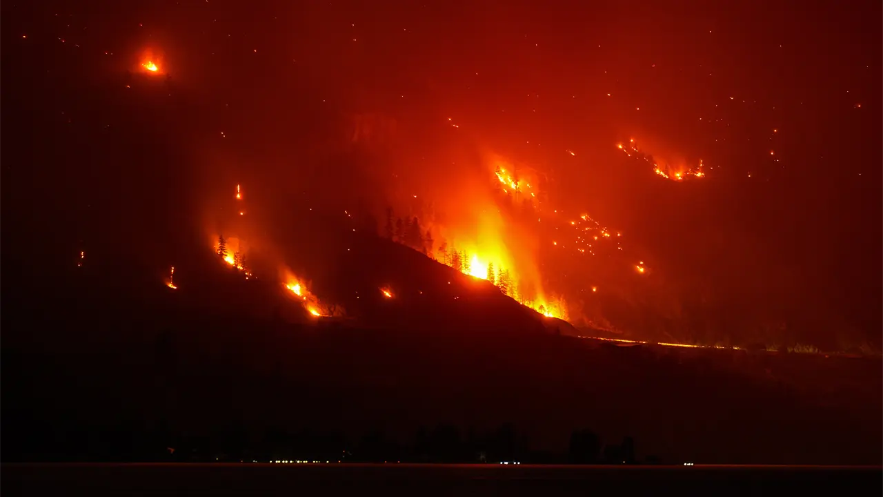 Incendios forestales en Columbia Británica obligan evacuaciones masivas