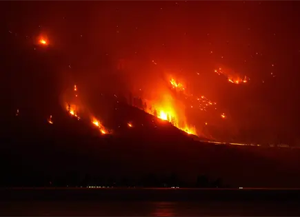 Incendios forestales en Columbia Británica obligan evacuaciones masivas Incendios forestales en Columbia Británica obligan evacuaciones masivas
