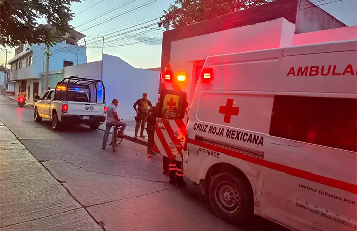 Motociclista sufre varias lesiones al derrapar