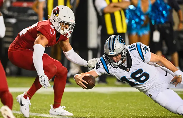 Panthers contratan al 3er. QB Kyle Trask