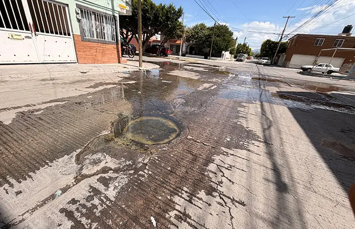 Persiste fuga de aguas negras en la Elías Piña