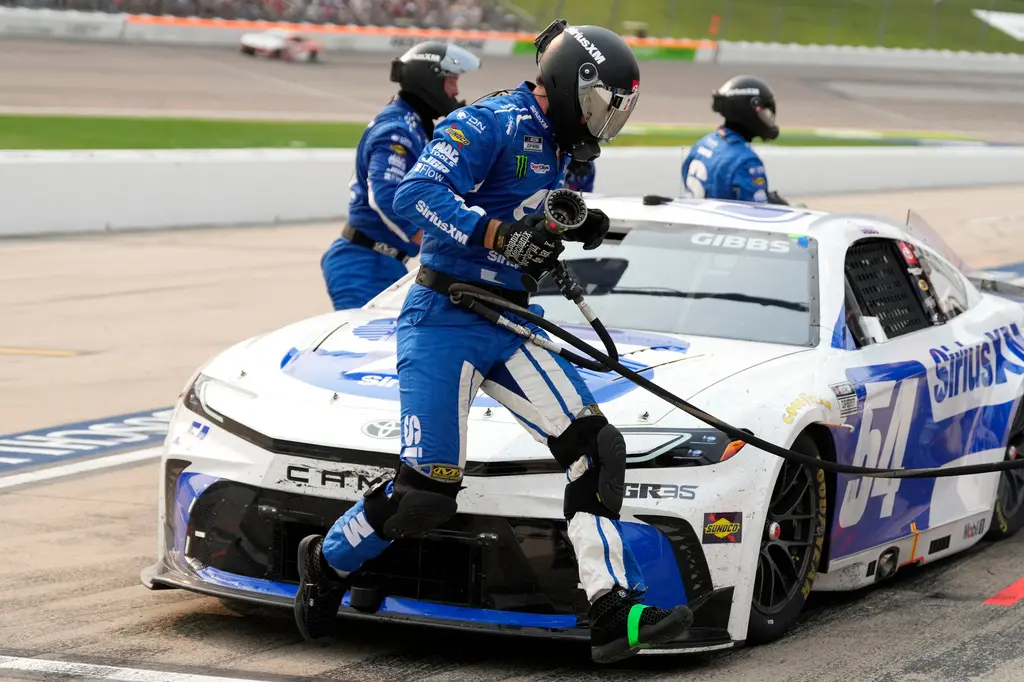 Pilotos se disputan plazas en el Chase de NASCAR al acercarse el fin de temporada