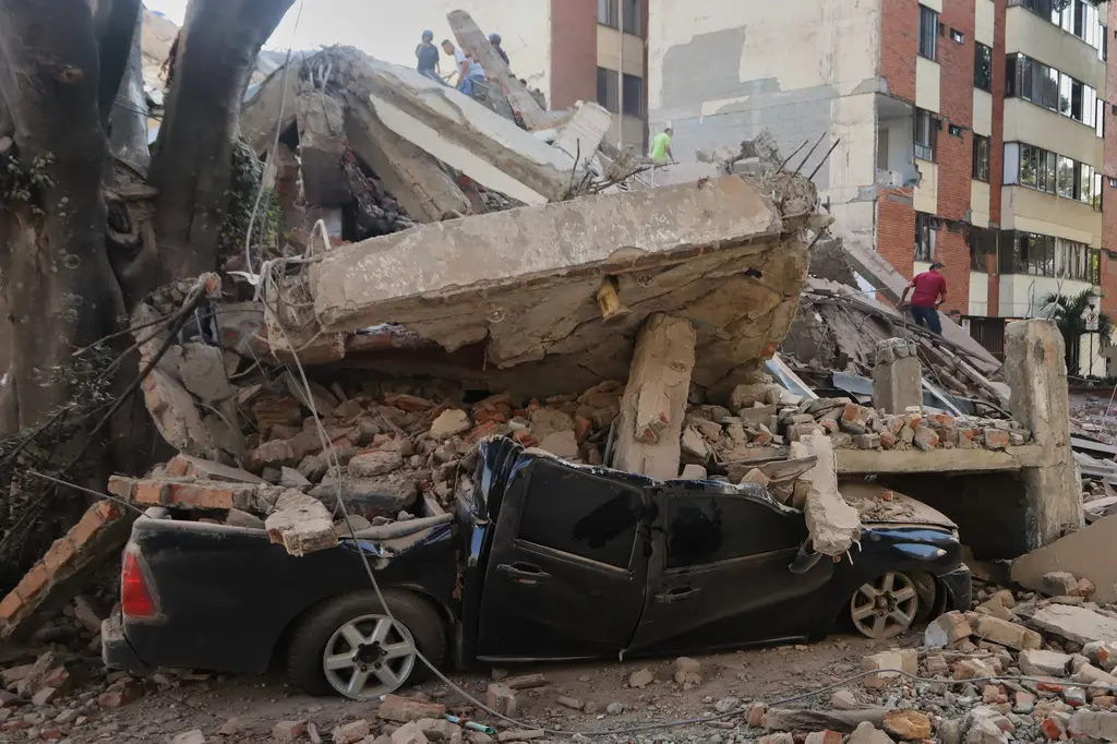 Suman 111 fallecidos y daños graves por sismo en Colombia