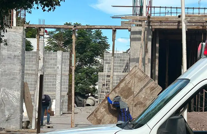 Albañil se desmaya en obra en construcción