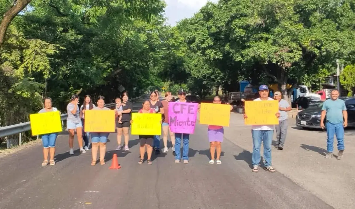 Bloquean la Valles-Rioverde por fallas en la electricidad