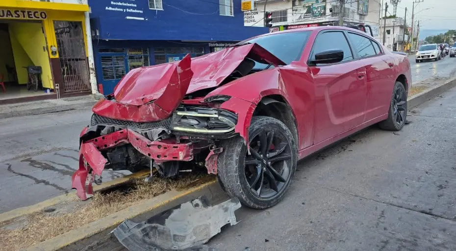 Chocan deportivo y taxi en Valles; dos lesionados