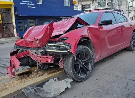 Chocan deportivo y taxi en Valles; dos lesionados Chocan deportivo y taxi en Valles; dos lesionados