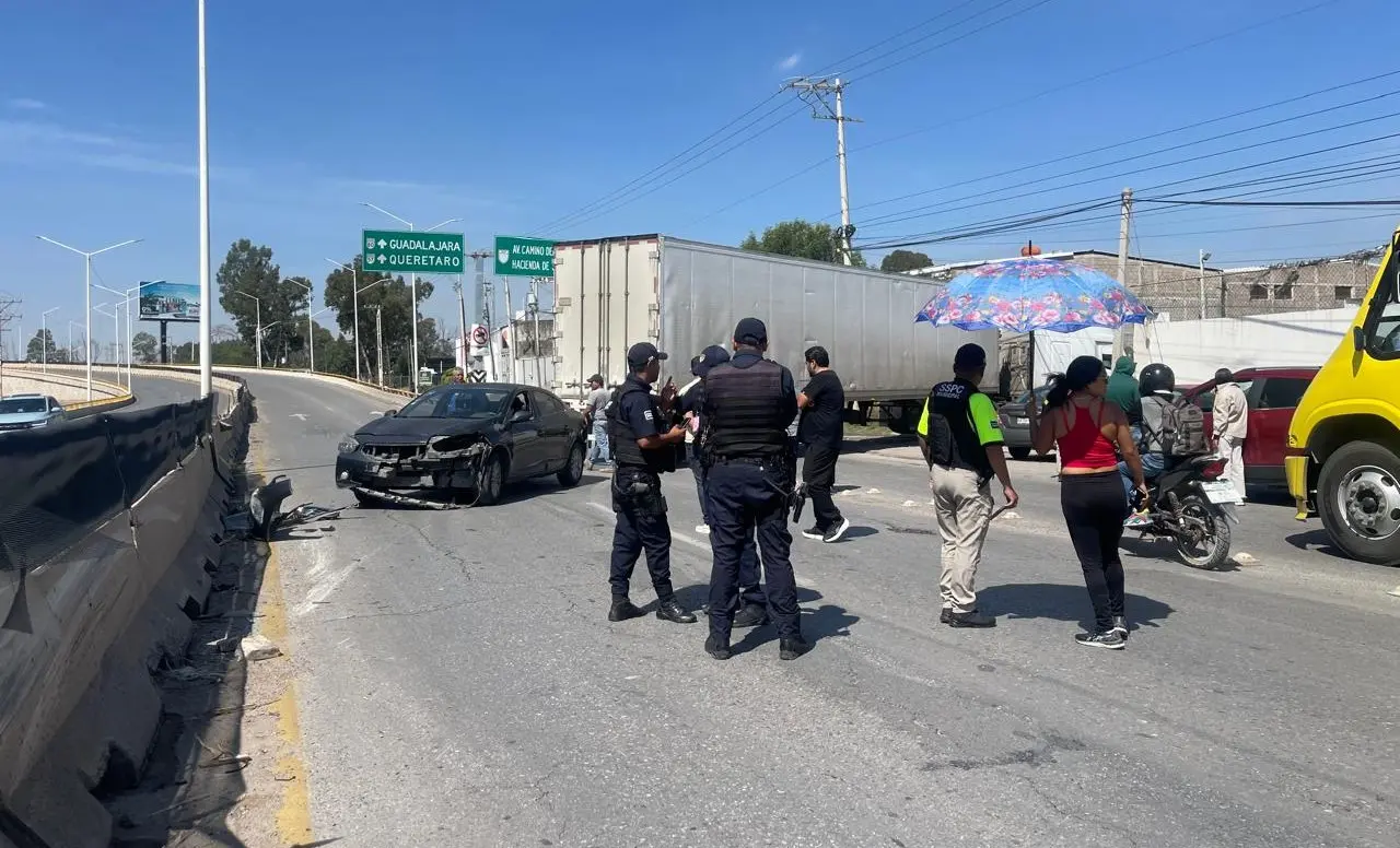 Choque en Circuito Potosí afecta vialidad al norponiente