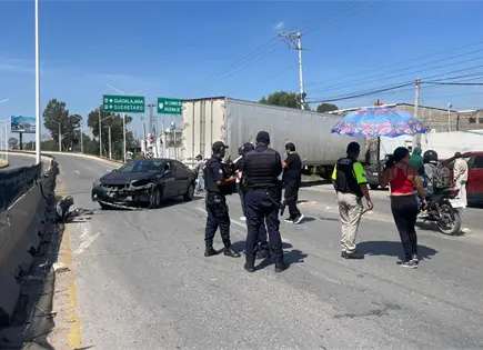 Choque en Circuito Potosí afecta vialidad al norponiente Choque en Circuito Potosí afecta vialidad al norponiente