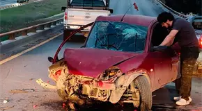 Conductor resulta herido al chocar en contención