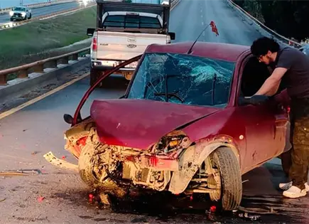 Conductor resulta herido al chocar en contención Conductor resulta herido al chocar en contención