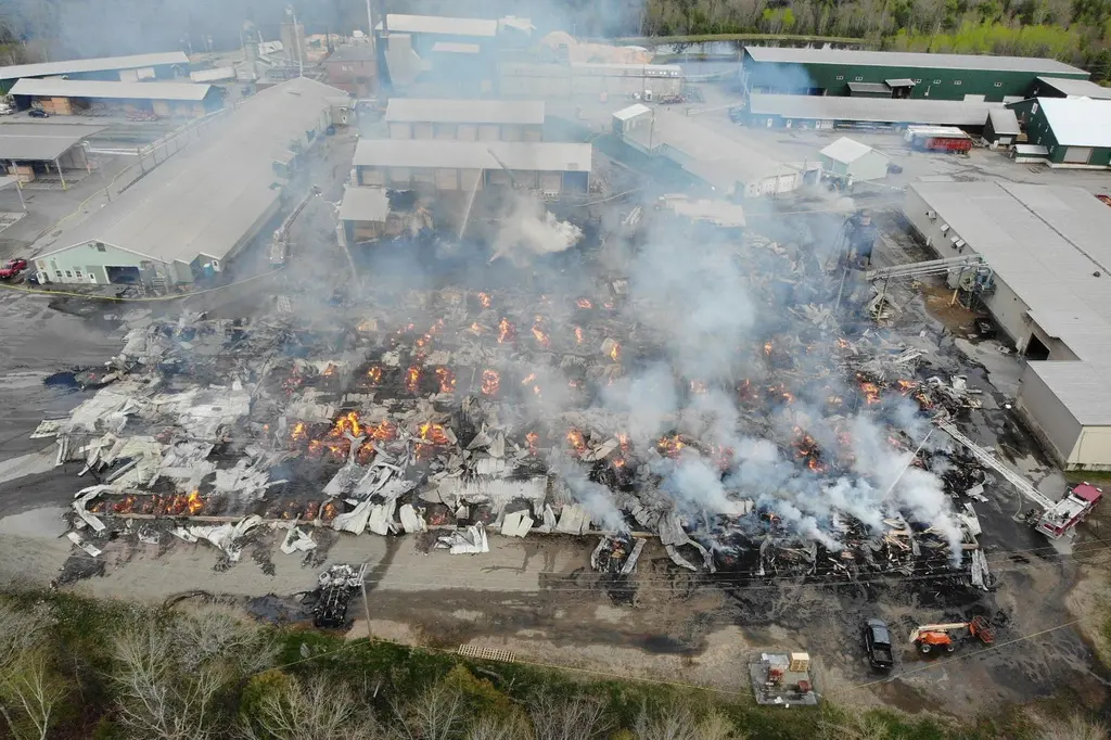 Informe detalla errores de bomberos en incendio de aserradero en Maine