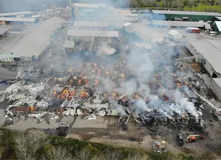 Informe detalla errores de bomberos en incendio de aserradero en Maine Informe detalla errores de bomberos en incendio de aserradero en Maine