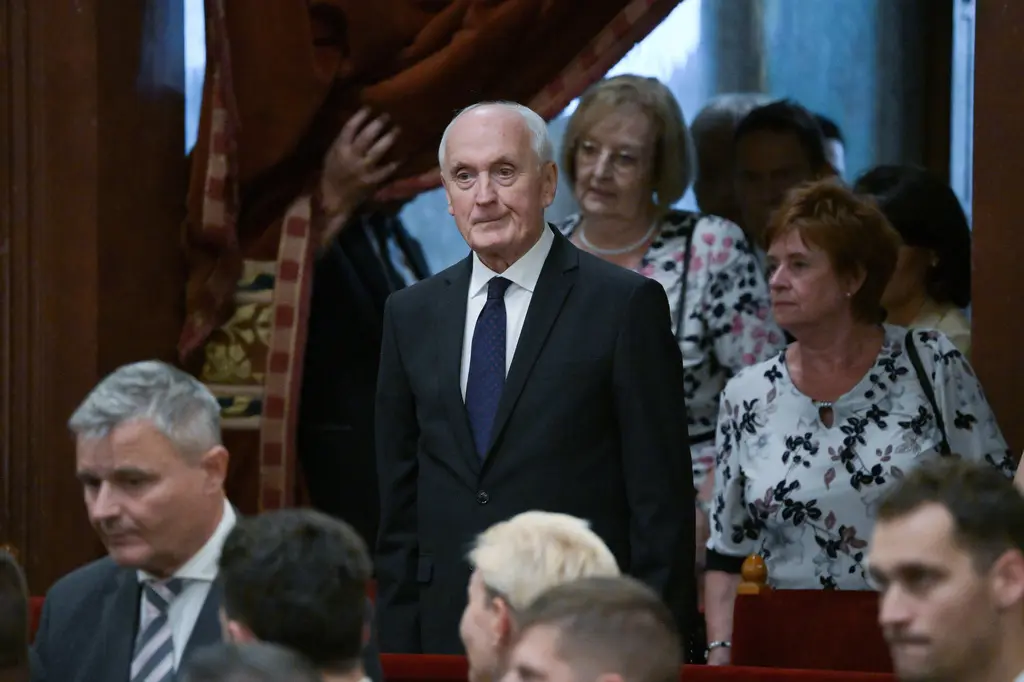 Parlamento de Hungría elige a András Baka como presidente