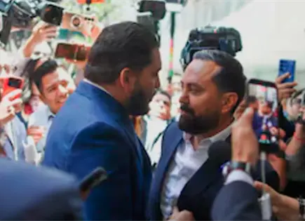 Senadores mexicanos protagonizan altercado f&iacute;sico en Senado por desafuero