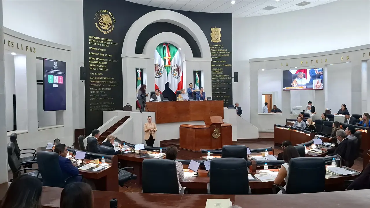 Con voto en contra de Morena, cambian requisitos para ser fiscal