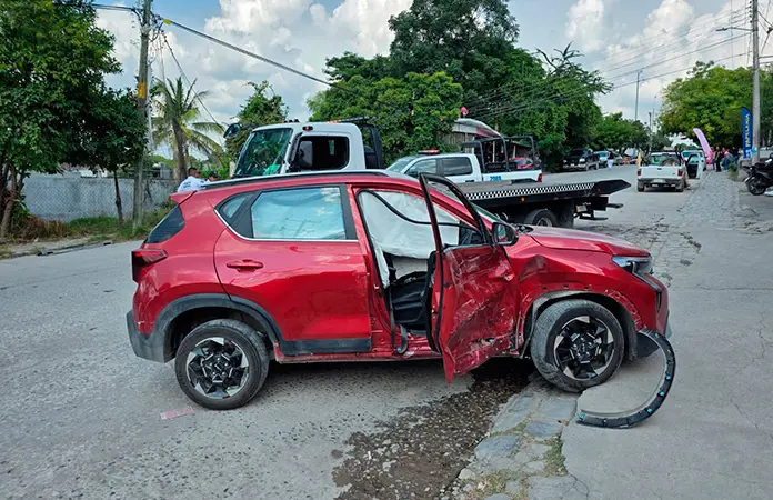 En persecución, patrulla acaba chocando contra una camioneta