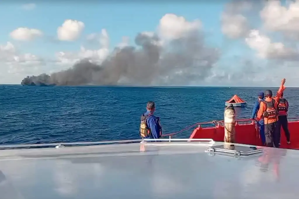 Incendio en ferry cerca de Bali deja un muerto y 211 rescatados
