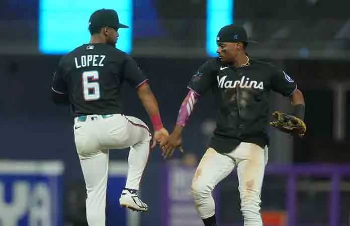 Marlins blanquean 2-0 a los Piratas