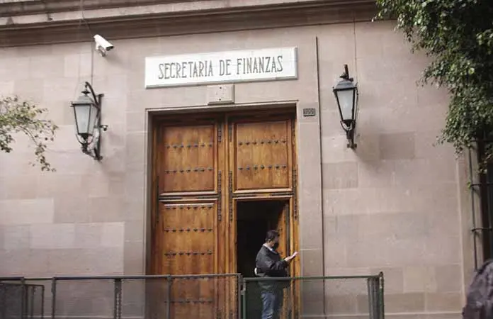 Multas y recargos se reducirán 100 % en tenencia vehicular