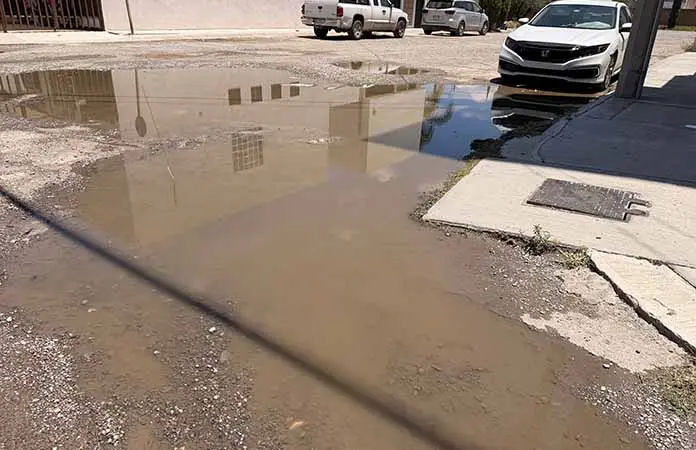 Múltiples fugas sin reparar provocan desabasto de agua
