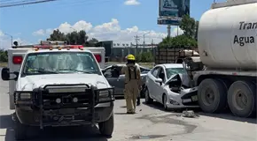 Estrellan auto en pipa; una mujer lesionada