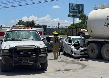 Estrellan auto en pipa; una mujer lesionada