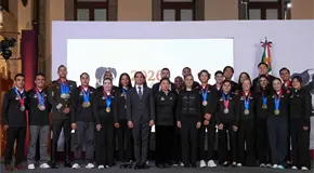 Sheinbaum recibe a medallistas de JCC; anuncia aumento en becas