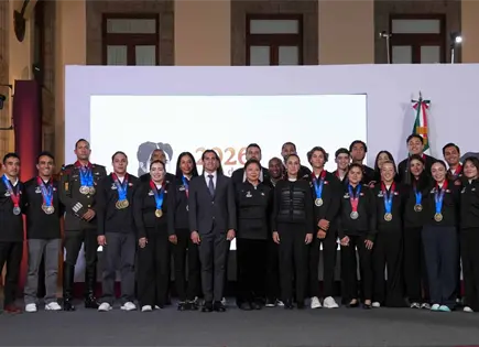 Sheinbaum recibe a medallistas de JCC; anuncia aumento en becas