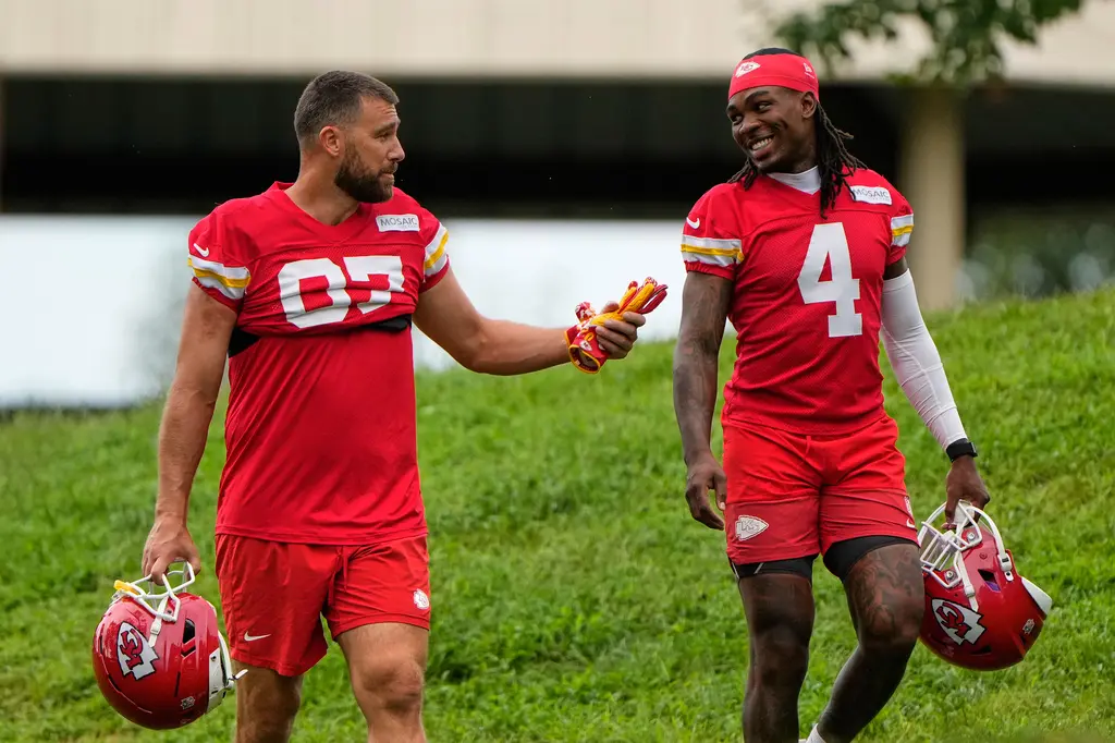 Travis Kelce mantiene alto rendimiento en NFL tras boda y negocios