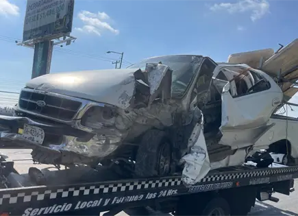 Aparatoso choque en salida a Matehuala; sólo daños Aparatoso choque en salida a Matehuala; sólo daños