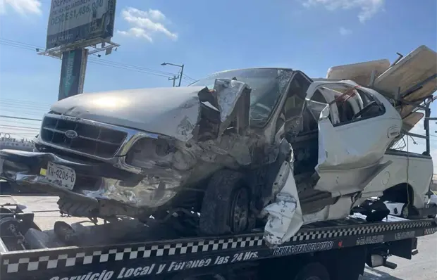 Aparatoso choque en salida a Matehuala; sólo daños Aparatoso choque en salida a Matehuala; sólo daños