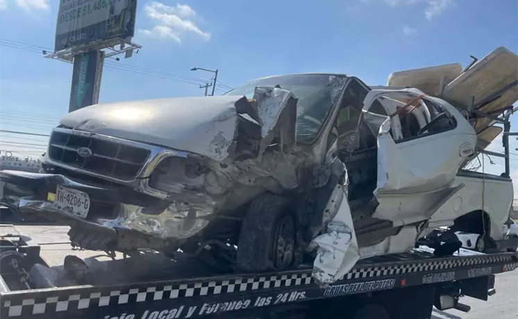 Aparatoso choque en salida a Matehuala; sólo daños Aparatoso choque en salida a Matehuala; sólo daños