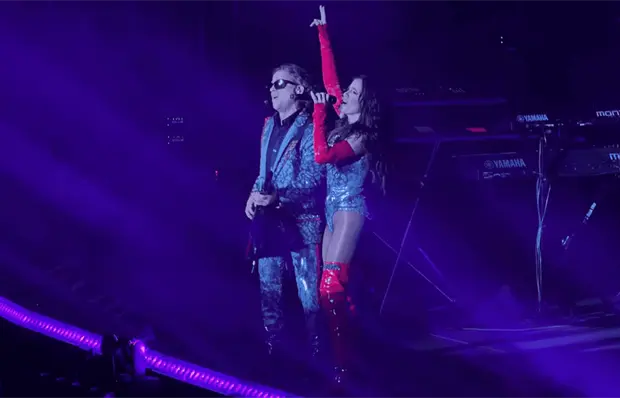 Aitana Derbez debuta en el escenario junto a Alessandra Rosaldo