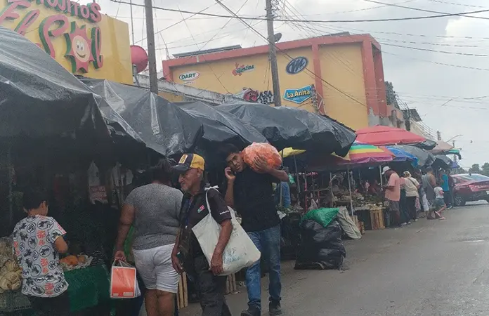 Anuncia el Alcalde limpia de ambulantes de los mercados