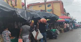 Anuncia el Alcalde limpia de ambulantes de los mercados