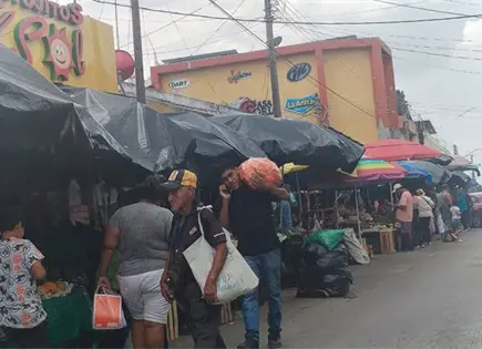 Anuncia el Alcalde limpia de ambulantes de los mercados