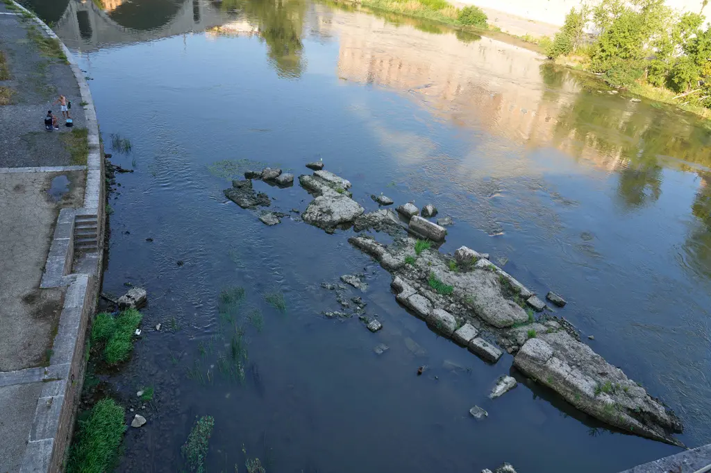 En Roma, la sequía revela restos del puente de Nerón en el río Tíber