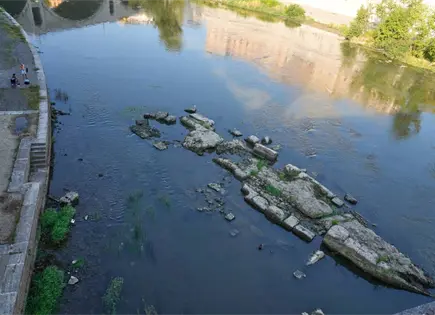 En Roma, la sequ&iacute;a revela restos del puente de Ner&oacute;n en el r&iacute;o T&iacute;ber