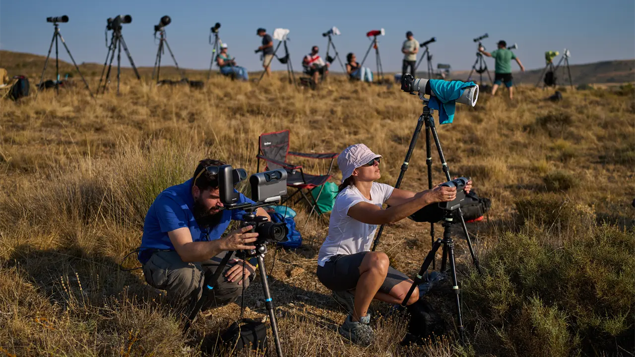 España vive eclipse solar total con gran afluencia y emoción